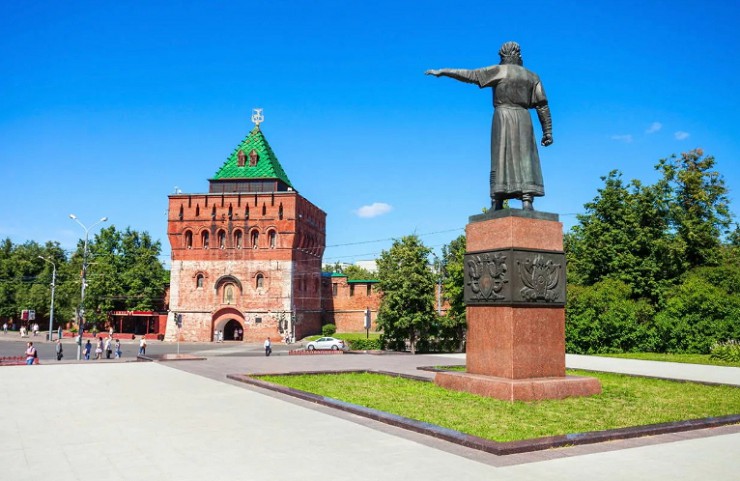 Памятник Кузьме Минину перед Дмитриевской башней Нижегородского кремля