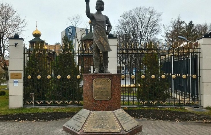 Памятник Левше