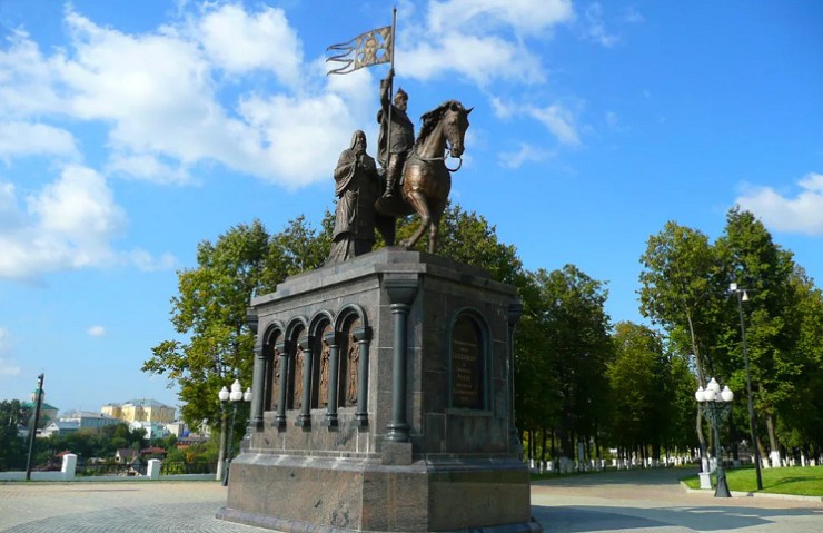 Памятник крестителям Владимирской земли — князю Владимиру Красное Солнышко и святителю Федору