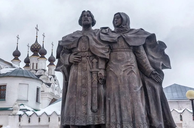 Памятник святым благоверным князю Петру и княгине Февронии Муромским,