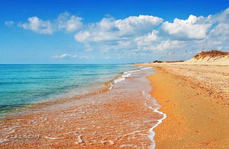 Живописный морской пейзаж, песчаный берег моря на курорте Анапа