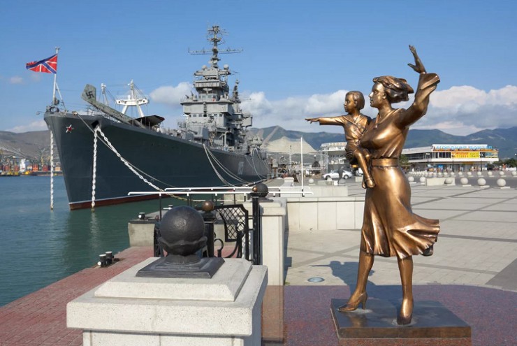 Скульптура «Жена моряка» на набережной рядом с крейсером-музеем «Михаил Кутузов»