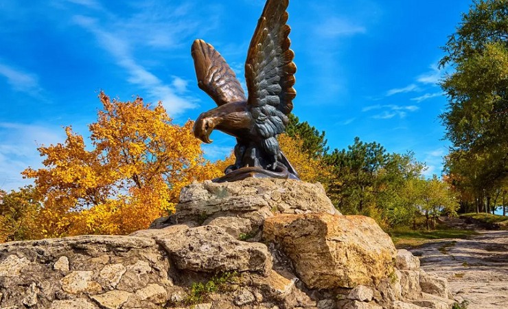 Орел, держащий змею, является символом города Пятигорска