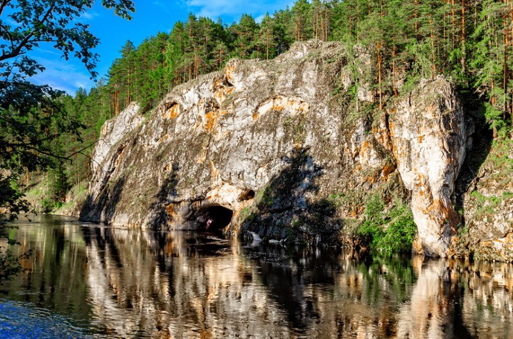 Скала с пещерой на реке Серга в парке «Оленьи ручьи»