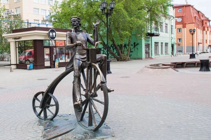 Памятник изобретателю велосипеда Е.М. Артамонову