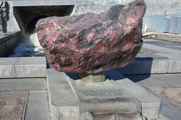 Большой камень (Родонит) на Плотинке