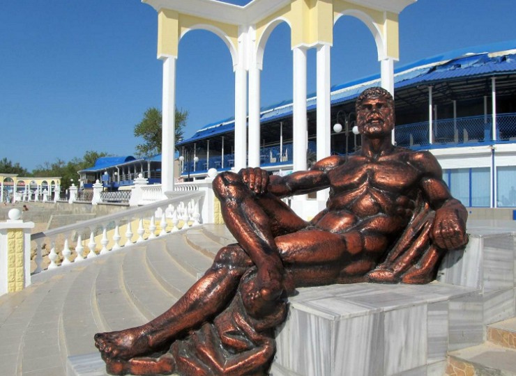 Скульптура Геракла на набережной