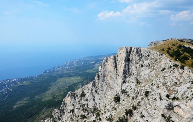 Вид с горы Ай-Петри на побережье Черного моря