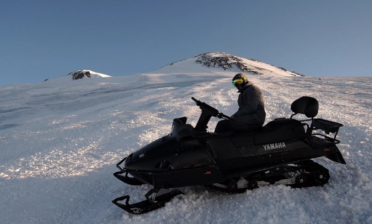Снегоход на станции «Мир», на высоте 3500 м. Горнолыжная зона примерно в 5 км от горнолыжного курорта Чегет