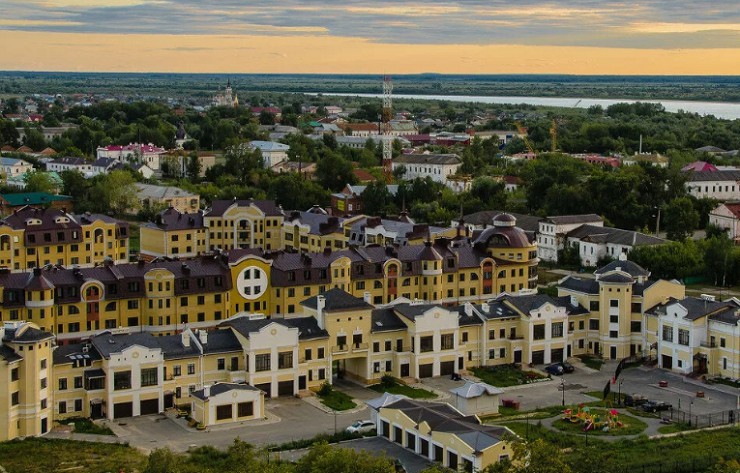 Вид со стороны Тобольского кремля на новую застройку (слева) и Подгору (справа) — это старый город