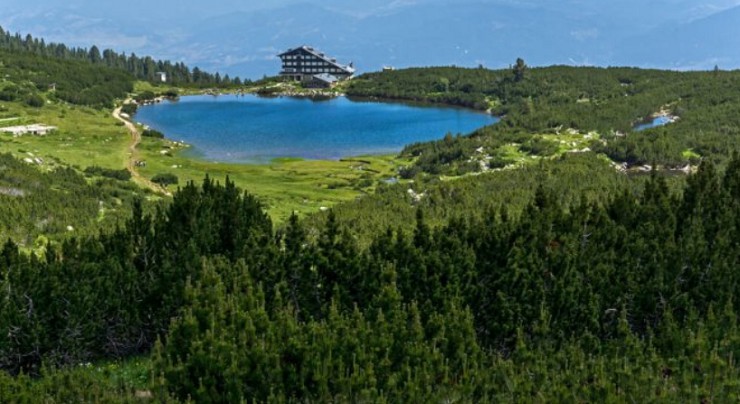 На вершине горы Безбог расположено живописное озеро, на берегу которого можно найти уютную хижину.