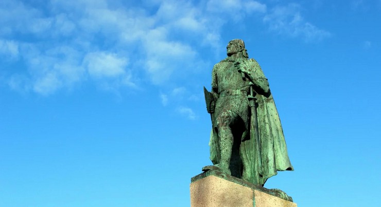 Памятник скандинавскому мореплавателю Лейфу Эриксону