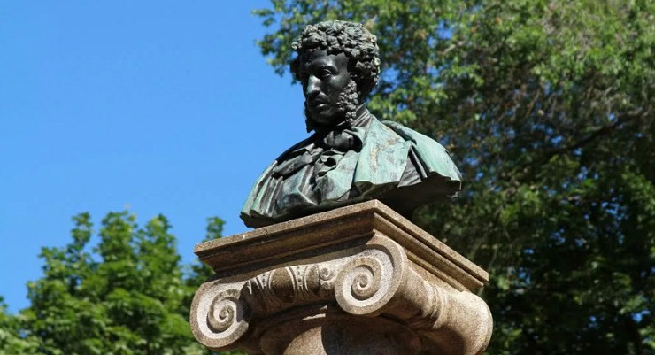 Памятник Пушкину в Кишиневе