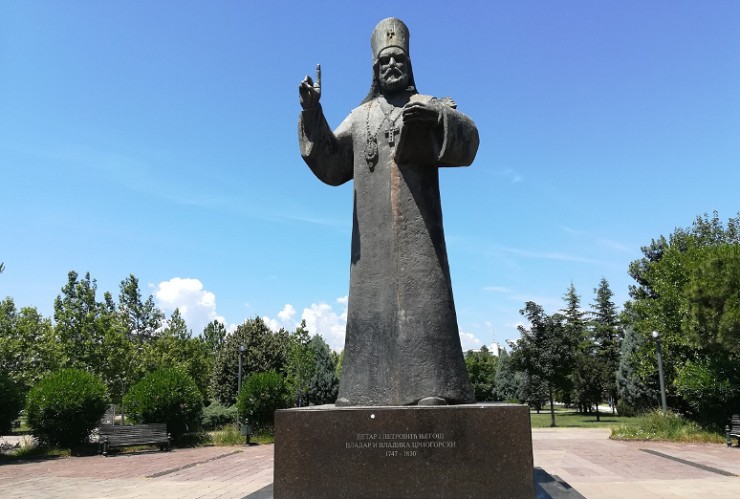 Памятник митрополиту и правителю Черногории Петру I Петровичу Негошу