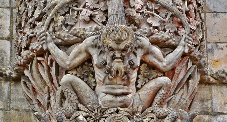 Скульптура чудовища нависает над аркой при входе во дворец Пена