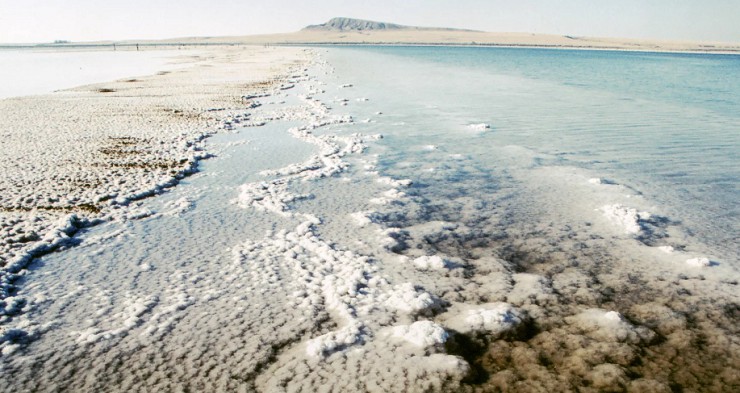 Самосадочная соль на озере Баскунчак