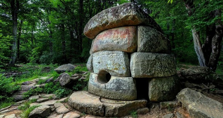 Древние каменные памятники — дольмены