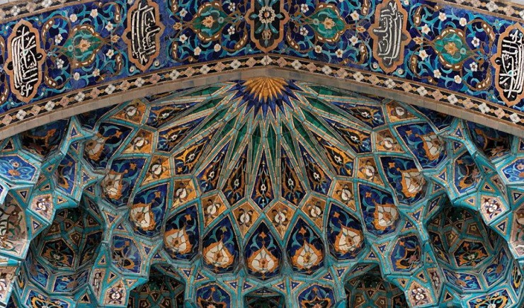 Восточный орнамент и мукарны (сталактиты) на сводчатом потолке медресе комплекса Зангиата —святого места для мусульман.