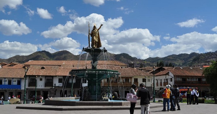 В центре площади Пласа-де-Армас установлен фонтан с фигурой Пачакутека