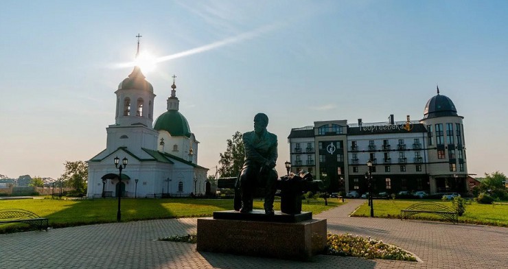 Памятник Ф.М. Достоевскому у храма Петра и Павла в Тобольске