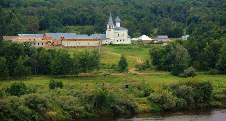 Знаменский монастырь на берегу р. Клязьмы