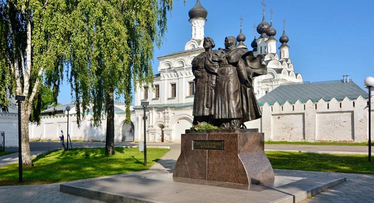 Памятник Петру и Февронии в Муроме