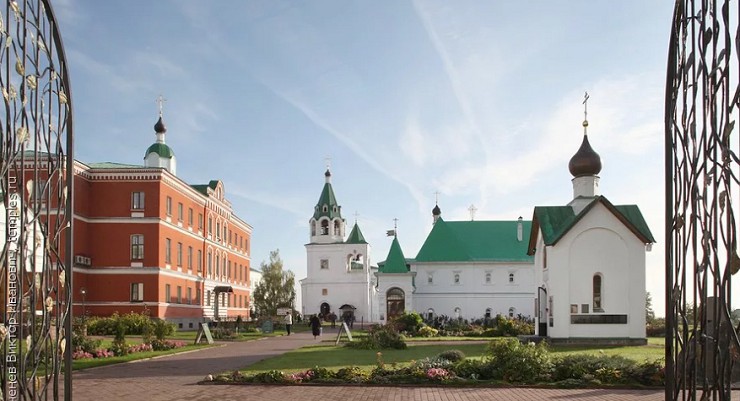 Двор Спасо-Преображенского монастыря