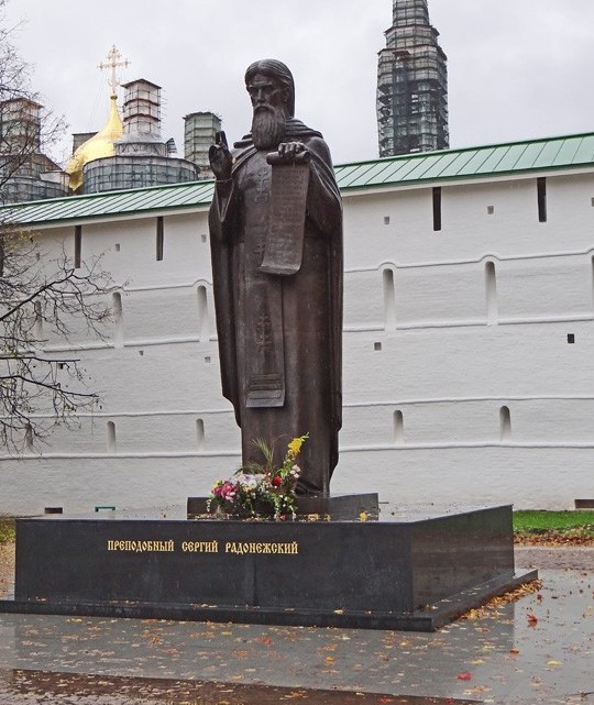 Памятник преподобному Сергию Радонежскому у стен Лавры