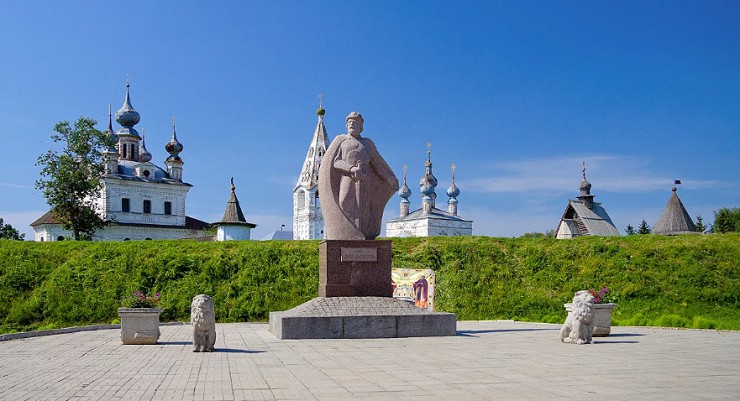 Памятник Юрию Долгорукому на фоне Михайло-Архангельского монастыря 