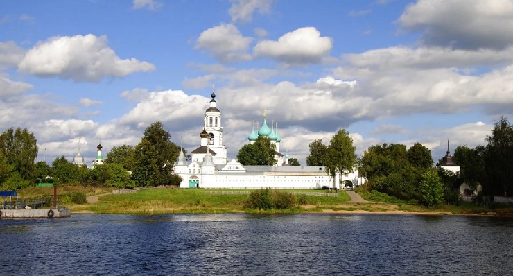 Толгский монастырь в Ярославле на берегу реки Волга