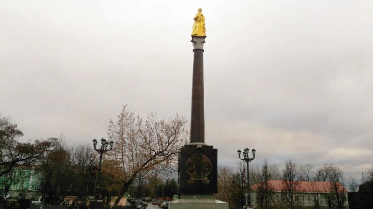 Стела на площади Бурова, слева краеведческий музей г. Ногинска