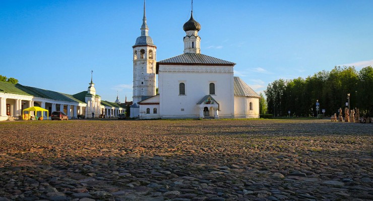 Центральная площадь Суздаля Воскресенская церковь с колокольней и Торговые ряды