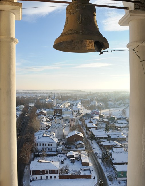 Зимний городской пейзаж исторического центра города Суздаль с 72-метровой колокольни монастыря Ризоположения