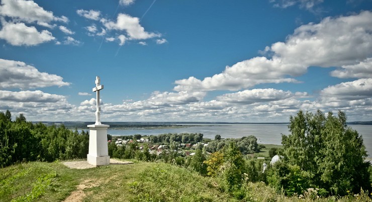 Крест памяти русского воинства на берегу Галичского озера