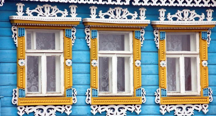 Стены деревянного традиционного русского дома с резными наличниками