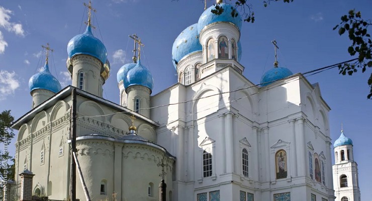 Купола Покровского собора и храма Умиления Божией Матери