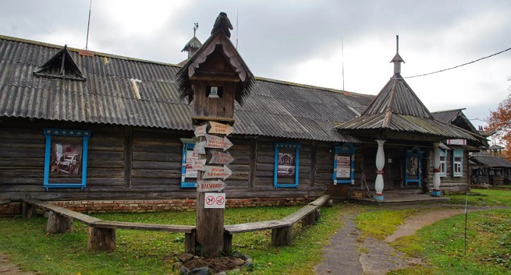 Деревянный дом в экспозиции народного музея Мышкина