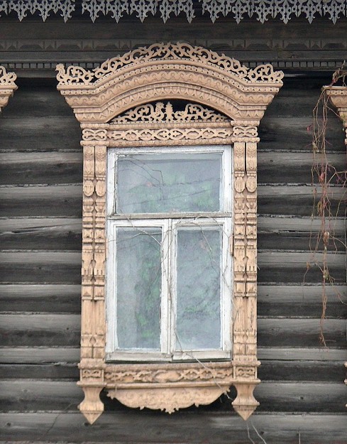 Окно жилого дома с резным наличником в Кинешме