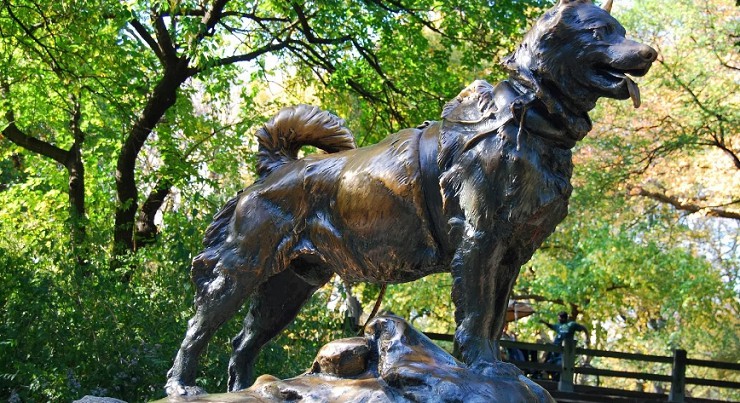 Памятник псу Балто в Центральном парке Нью-Йорка