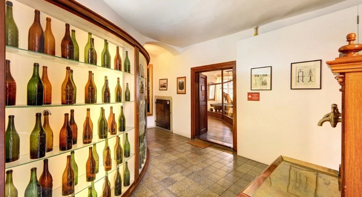 В чешском музее Pilsner хранится коллекция старинных пивных бутылок