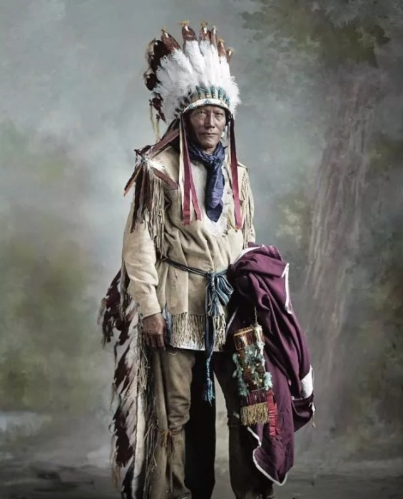 Американский индеец в традиционной одежде