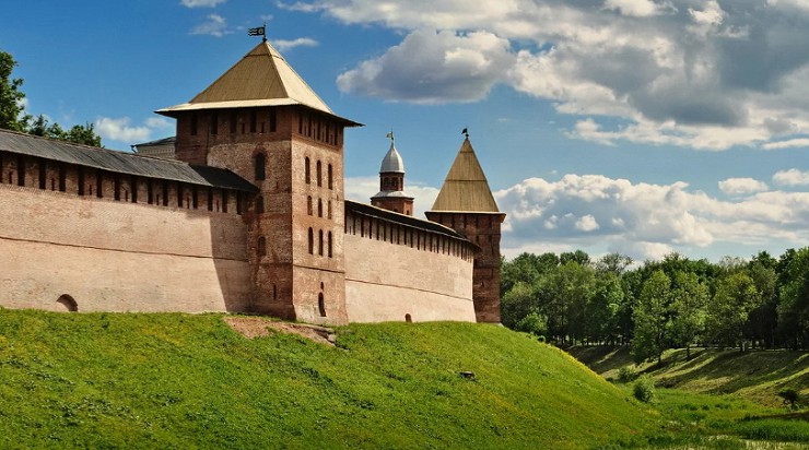 Башни старинного кремля в Великом Новгороде