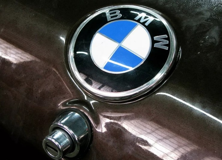 Логотип BMW на старинном автомобиле