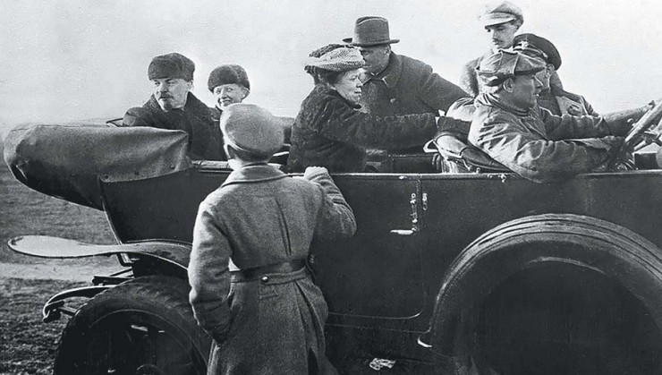 В. И. Ленин с супругой Н. К. Крупской и сестрой М. И. Ульяновой в автомобиле Renault 40 СУ