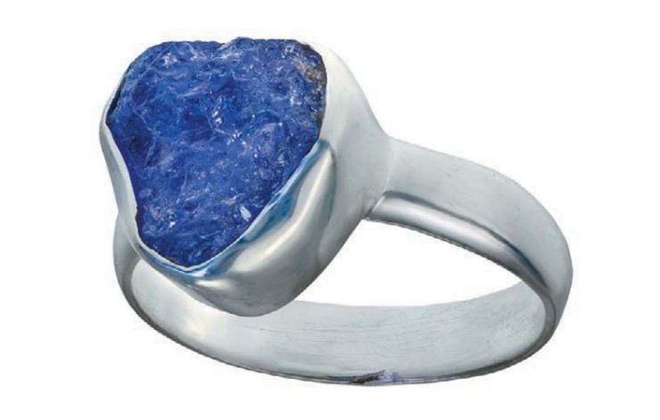 Кольцо с кристаллом иолита для магических практик