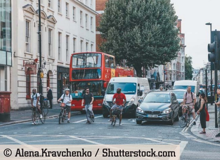Велосипедисты, автомобили и автобусы, ожидающие зеленого света на пересечении Оксфорд-стрит, главной дороге в Вестминстере. Лондон, Великобритания, 24 июля 2018 г.