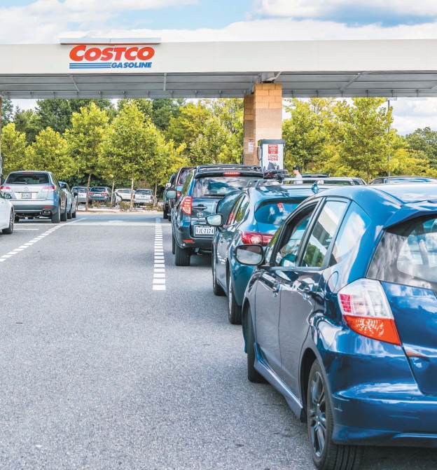 Люди в автомобилях, ожидающие в длинных очередях, чтобы заправить транспортные средства топливом на заправке Costco в Вирджинии. Фэрфакс, США, 8 сентября 2017 г.