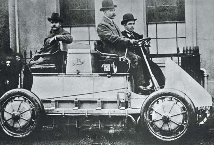Фердинанд Порше (на переднем сидении, возле шофера) демонстрирует один из первых автомобилей своей конструкции