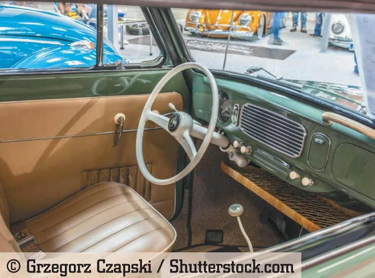 Вид кабины старинного классического автомобиля Volkswagen Beetle Convertible 151 1957 г. на варшавском Oldtimer Show. Надажин, Польша, 13 мая 2017 г.