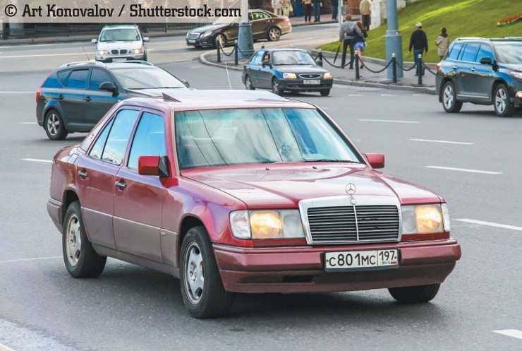 Автомобиль Mercedes-Benz W124 Е-класса на улице города. Москва, Россия, 3 июня 2012 г.